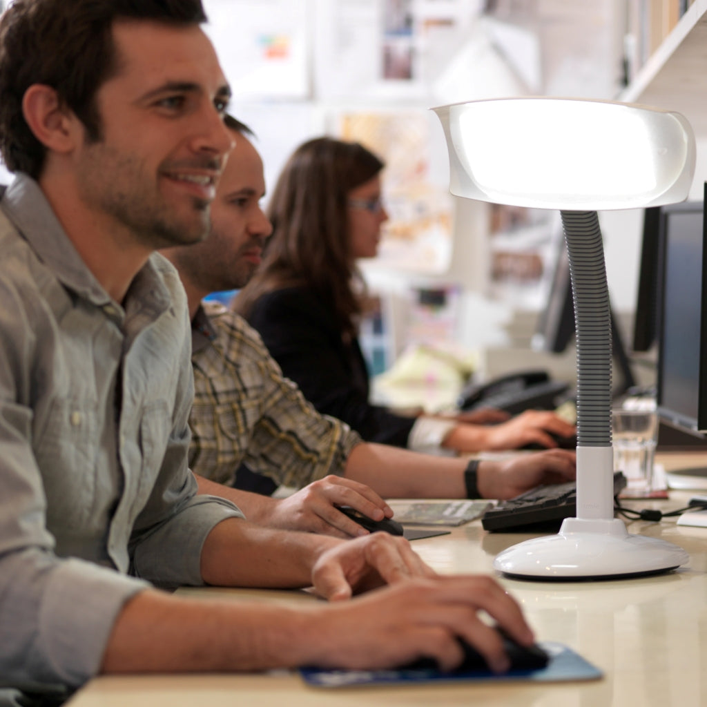 Lumie Desklamp er en kraftig lysterapilampe til skrivebordet eller din arbejdsplads. Boost din energi og koncentration. Høj kvalitet. Medicinsk godkendt.