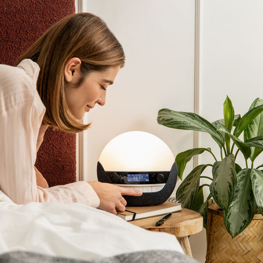 Lumie Bodyclock Luxe DAB giver dig en lettere opvågning. Wake-up lampe. Høj kvalitet. Godkendt som Medicinsk Udstyr.