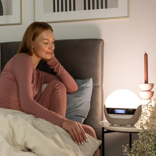 Lumie Bodyclock Luxe FM giver dig en lettere opvågning. Wake-up lampe. Høj kvalitet. Godkendt som Medicinsk Udstyr.