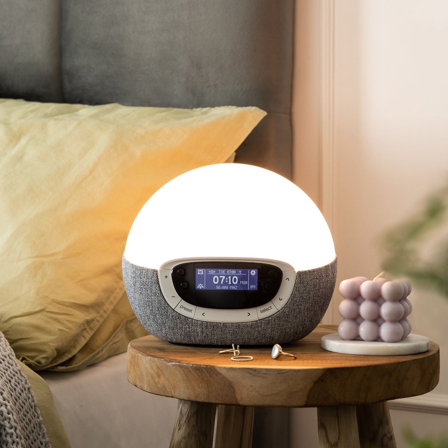 Lumie Bodyclock Luxe FM giver dig en lettere opvågning. Wake-up lampe. Høj kvalitet. Godkendt som Medicinsk Udstyr.