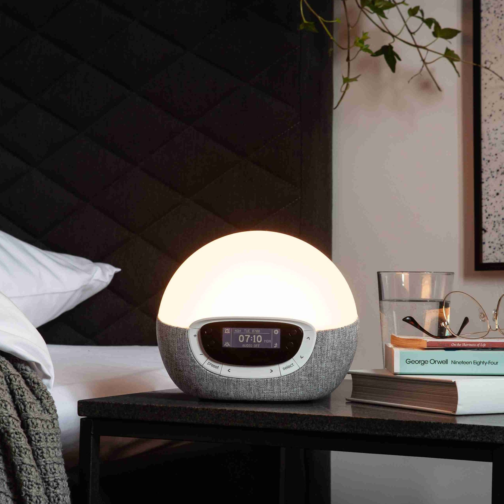 Lumie Bodyclock Luxe FM giver dig en lettere opvågning. Wake-up lampe. Høj kvalitet. Godkendt som Medicinsk Udstyr.