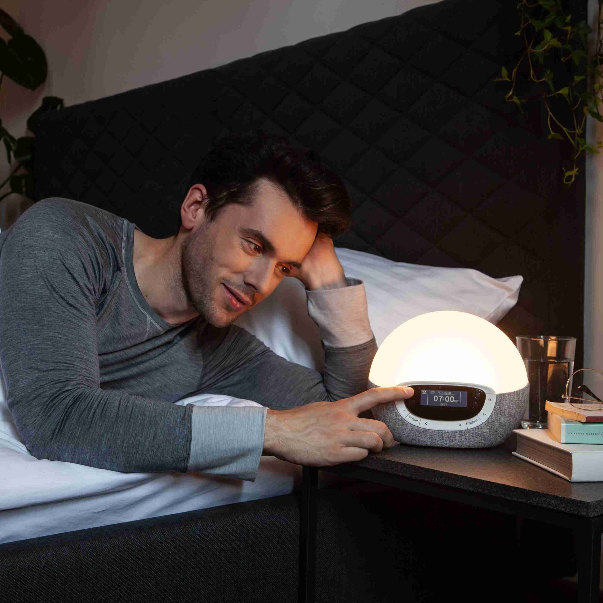 Lumie Bodyclock Luxe FM giver dig en lettere opvågning. Wake-up lampe. Høj kvalitet. Godkendt som Medicinsk Udstyr.