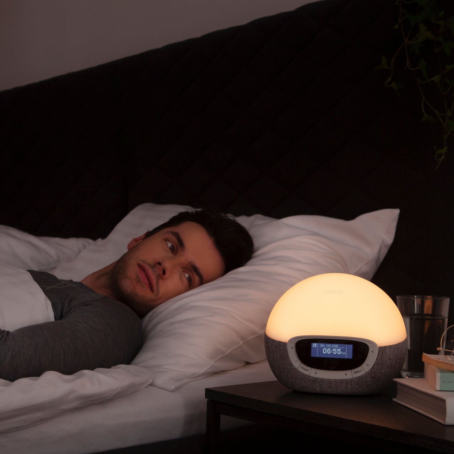 Lumie Bodyclock Luxe FM giver dig en lettere opvågning. Wake-up lampe. Høj kvalitet. Godkendt som Medicinsk Udstyr.