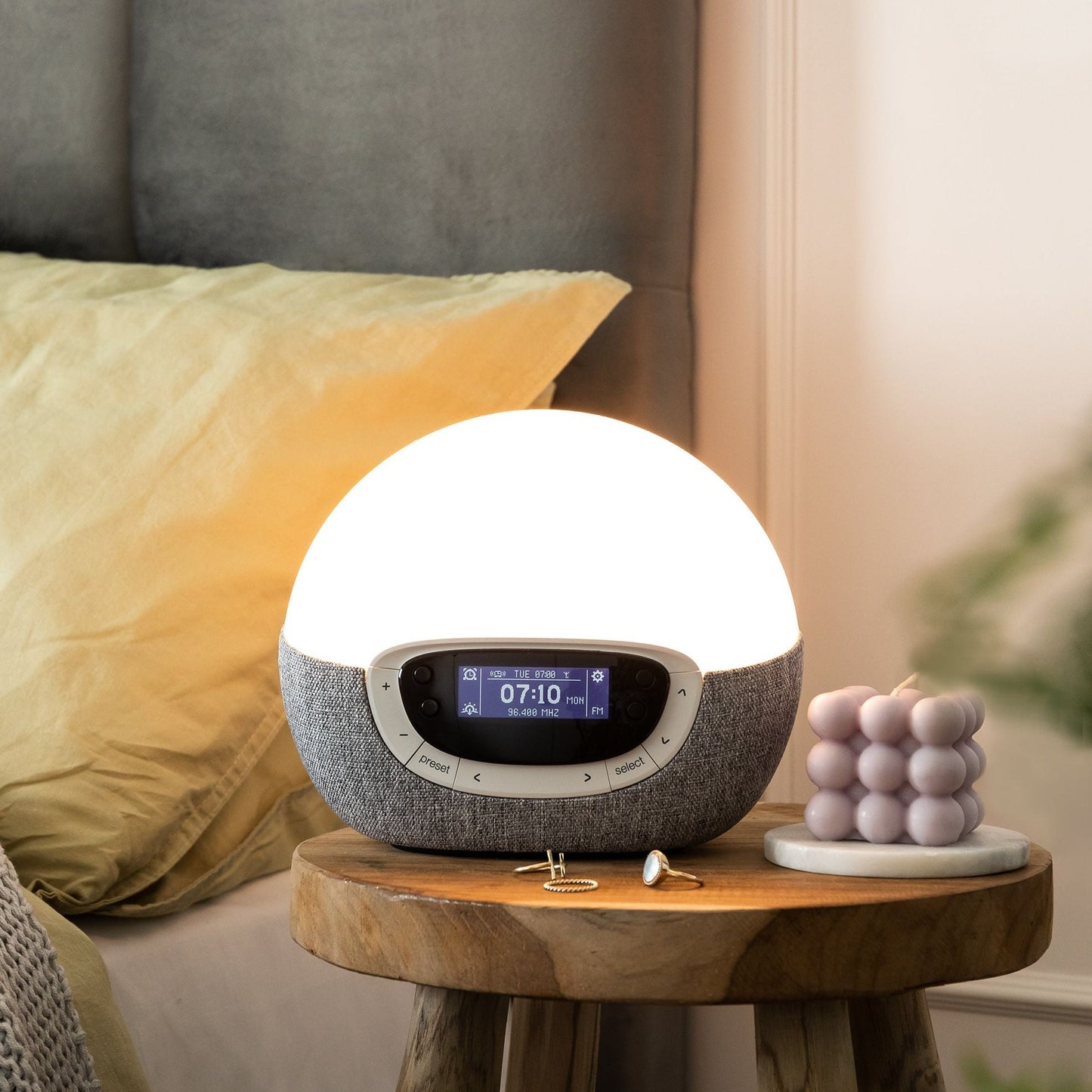 Lumie Bodyclock Luxe FM giver dig en lettere opvågning. Wake-up lampe. Høj kvalitet. Godkendt som Medicinsk Udstyr.